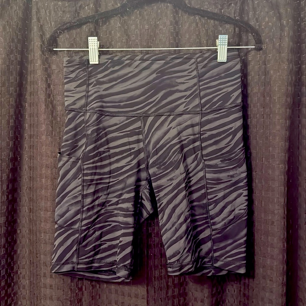 Lululemon Fast and Free High-Rise 8” Shorts | Zebra Print | Size 6